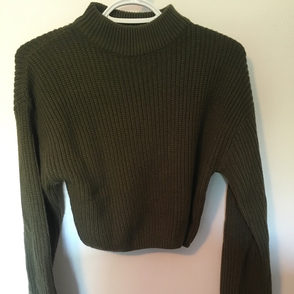 H&M Tops - H&M Green cropped sweater XS